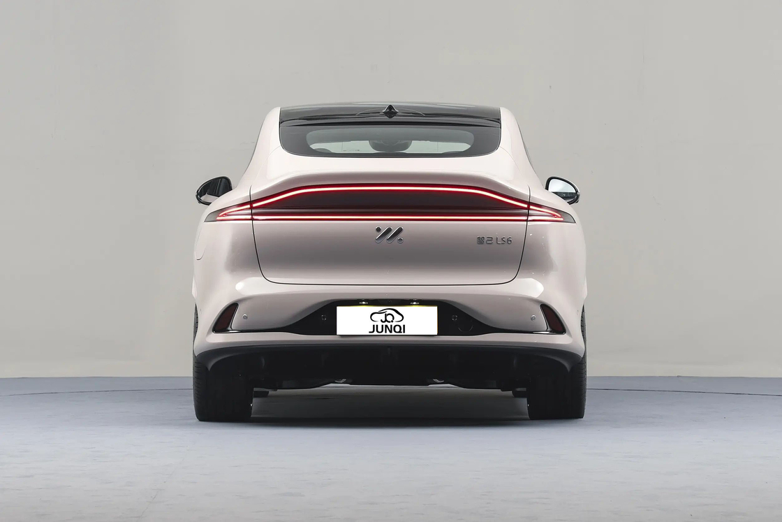 4도어 IM 전기 자동차 Zhiji LS6 고급 전기 세단 250KW 최대 모터 전력