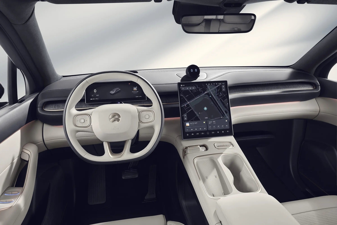 NIO ES6 EV 자동차의 부드러운 빛과 장식품으로 운전 경험을 향상하십시오.
