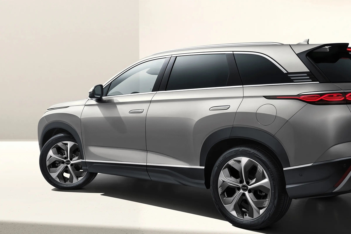 BYD 전기차 파리건 07 글로리 에디션 디링크 100 엔진 시스템으로 함대를 업그레이드하십시오.