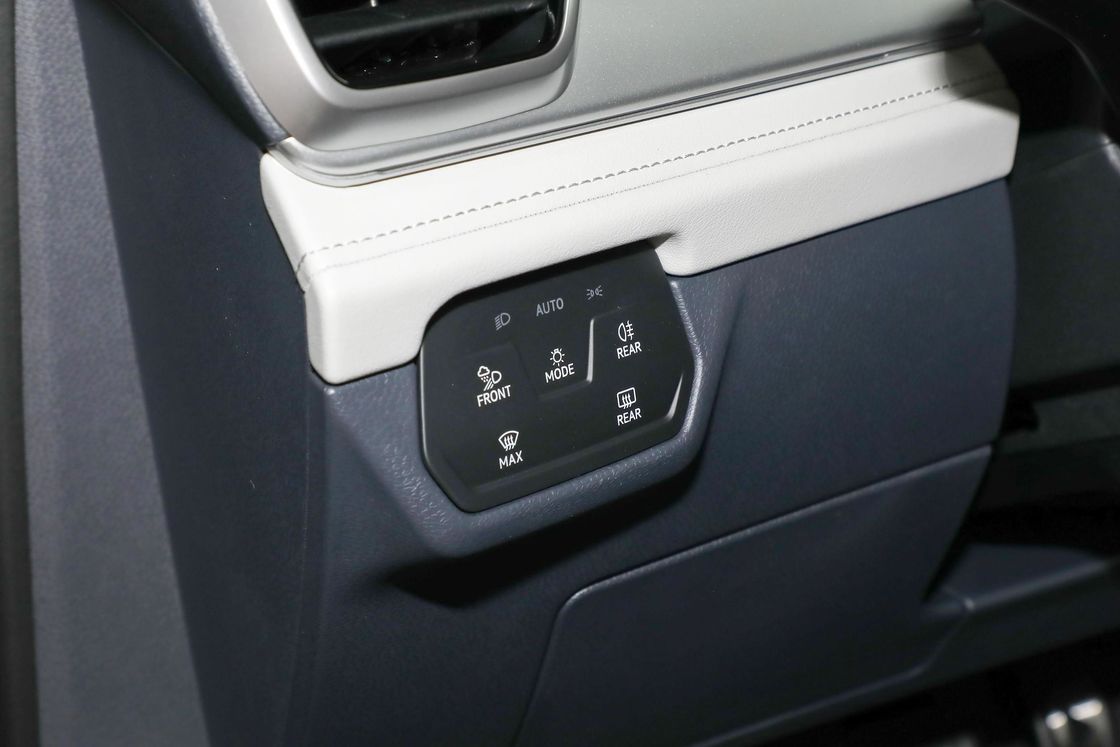 VW ID.6 전기 전력 을 이용 한 가족 교통 을 위한 현명 하고 세련 된 선택