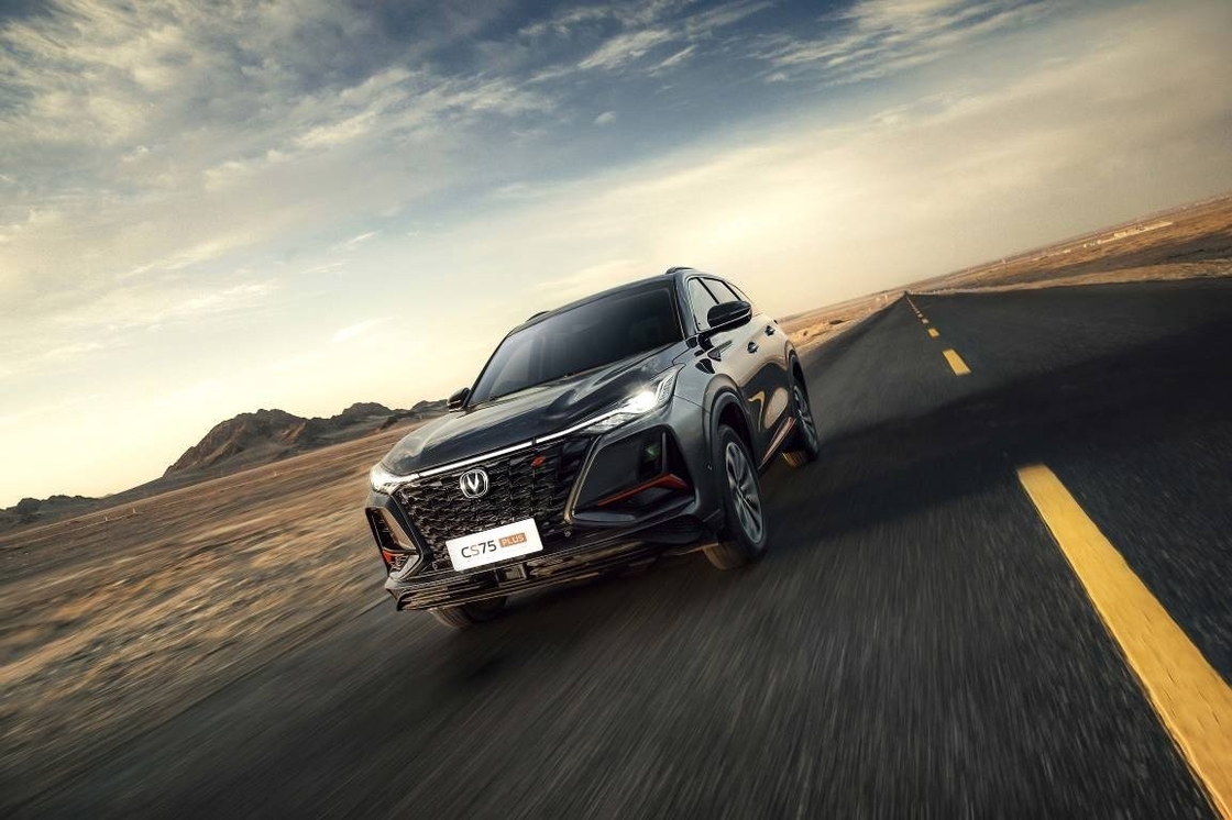 가솔린 차건 CS75 플러스 자동차 10 - 15km/L 연료 효율 200km/h 최대 속도