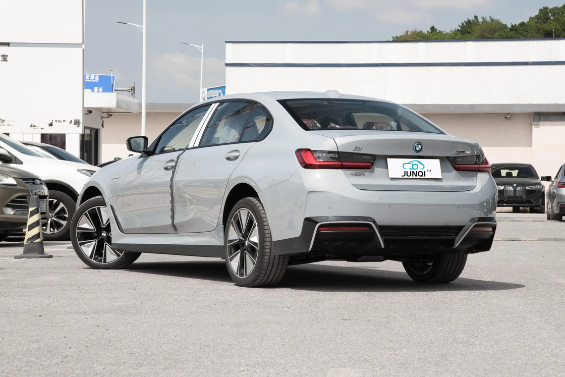 BMW 전기차 고급 기술과 지속가능성을 하나로 통합하여 승차를 업그레이드하세요
